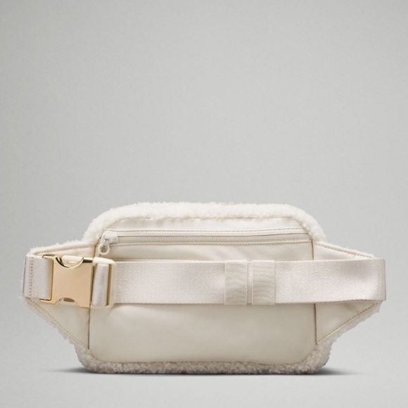 Everywhere Belt Bag Large 2L *Fleece - Picture 2 of 4